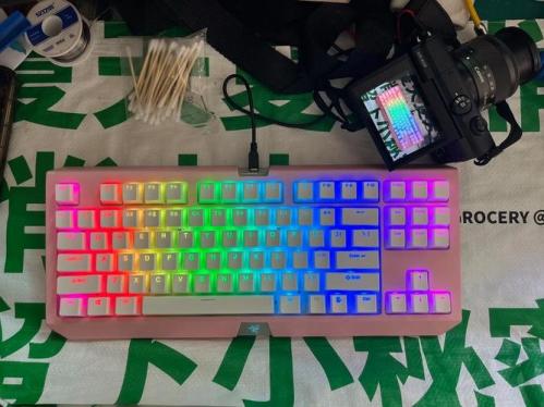 雷蛇黑寡妇蜘蛛V3机械键盘的绿轴和黄轴有何不同?