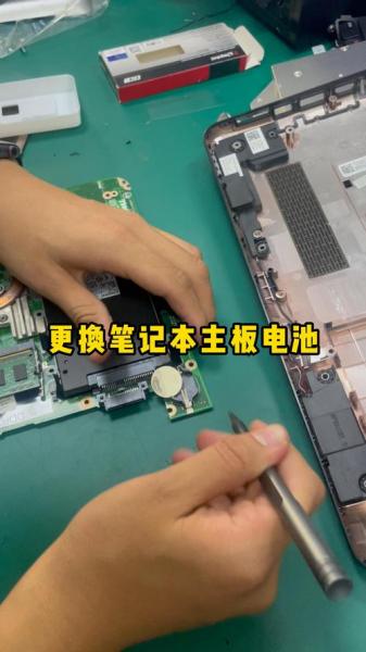 你好三星笔记本NP450R5V-EG2CN的电池要如何取下~!不清...